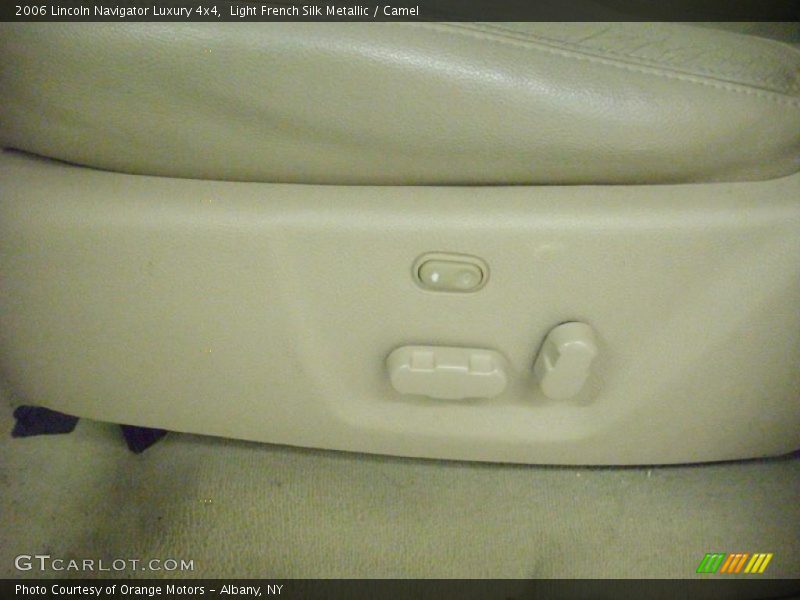 Light French Silk Metallic / Camel 2006 Lincoln Navigator Luxury 4x4