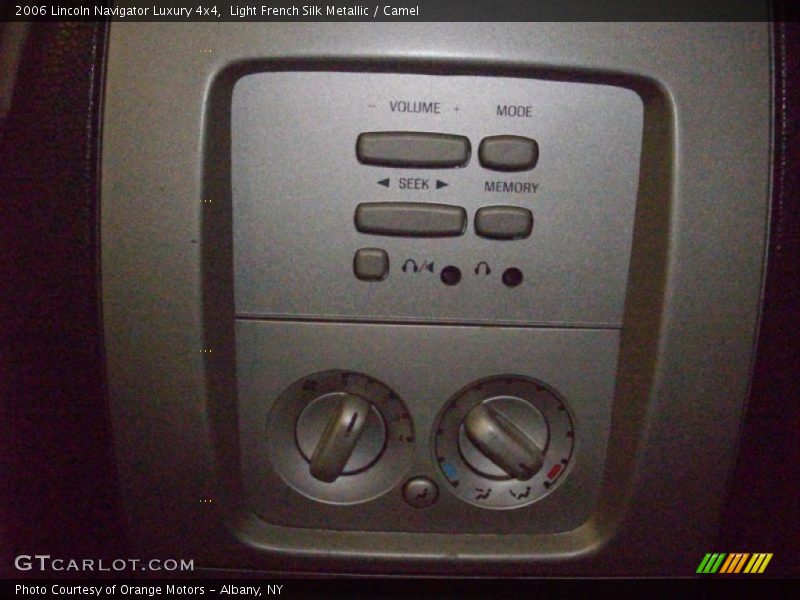 Light French Silk Metallic / Camel 2006 Lincoln Navigator Luxury 4x4