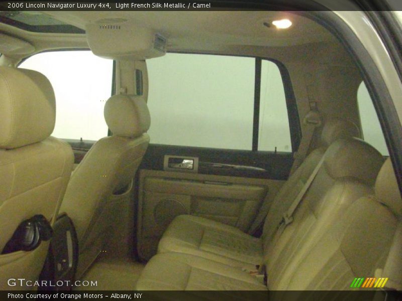 Light French Silk Metallic / Camel 2006 Lincoln Navigator Luxury 4x4