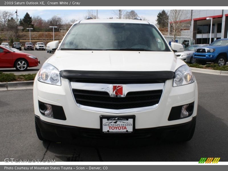 Cream White / Gray 2009 Saturn Outlook XE