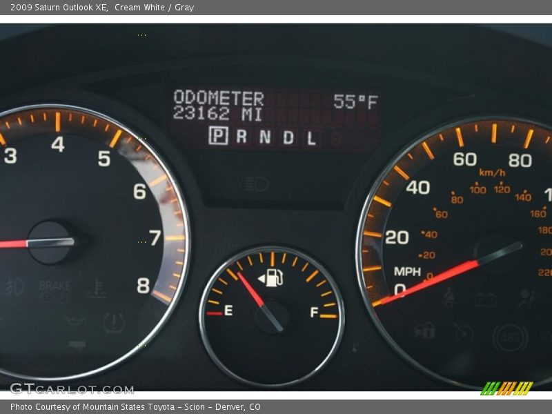 Cream White / Gray 2009 Saturn Outlook XE