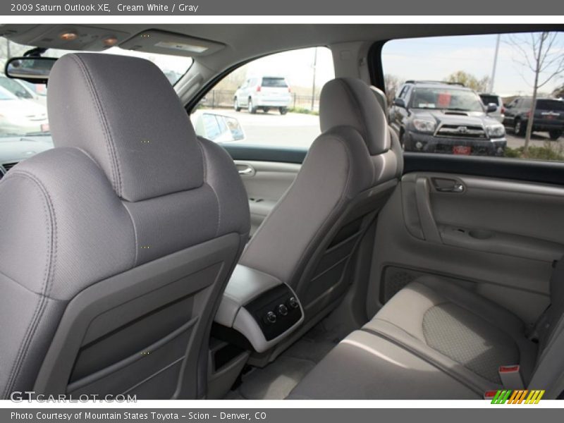 Cream White / Gray 2009 Saturn Outlook XE