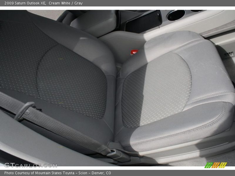 Cream White / Gray 2009 Saturn Outlook XE