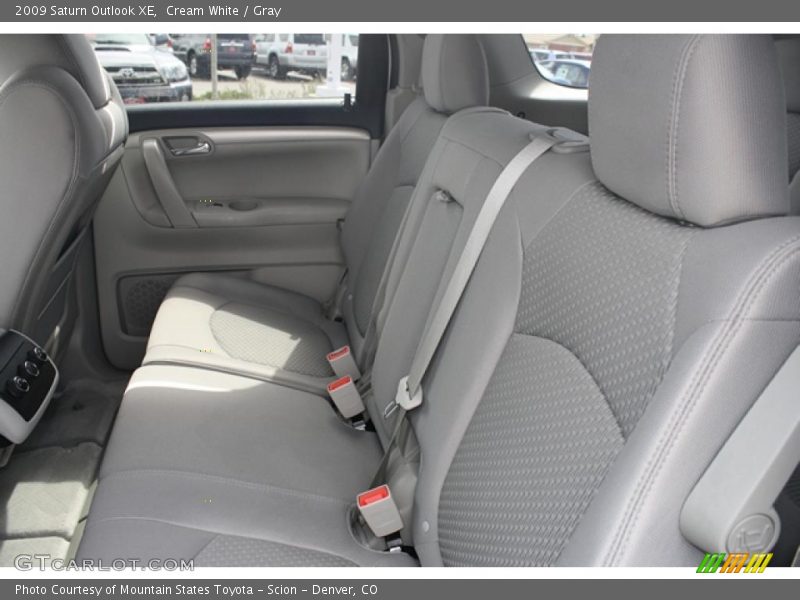 Cream White / Gray 2009 Saturn Outlook XE
