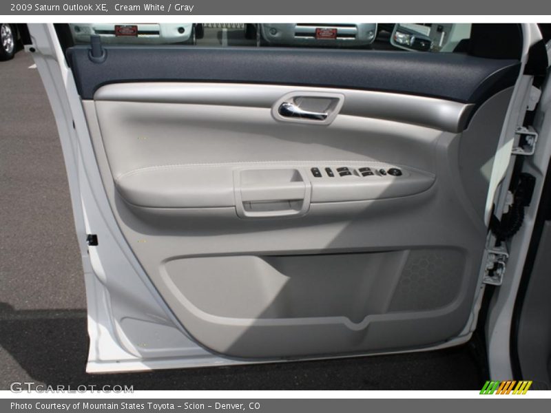 Cream White / Gray 2009 Saturn Outlook XE