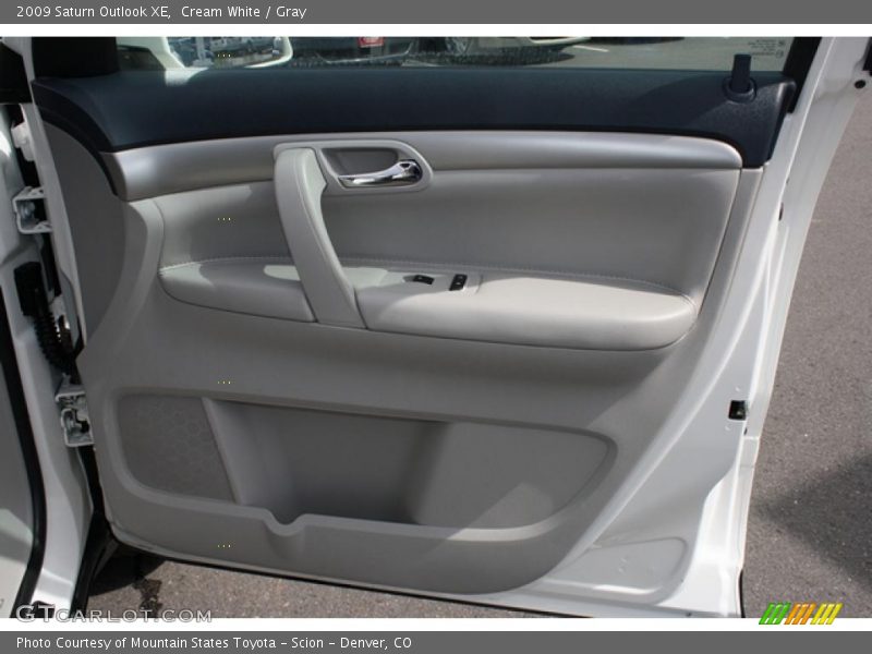 Cream White / Gray 2009 Saturn Outlook XE