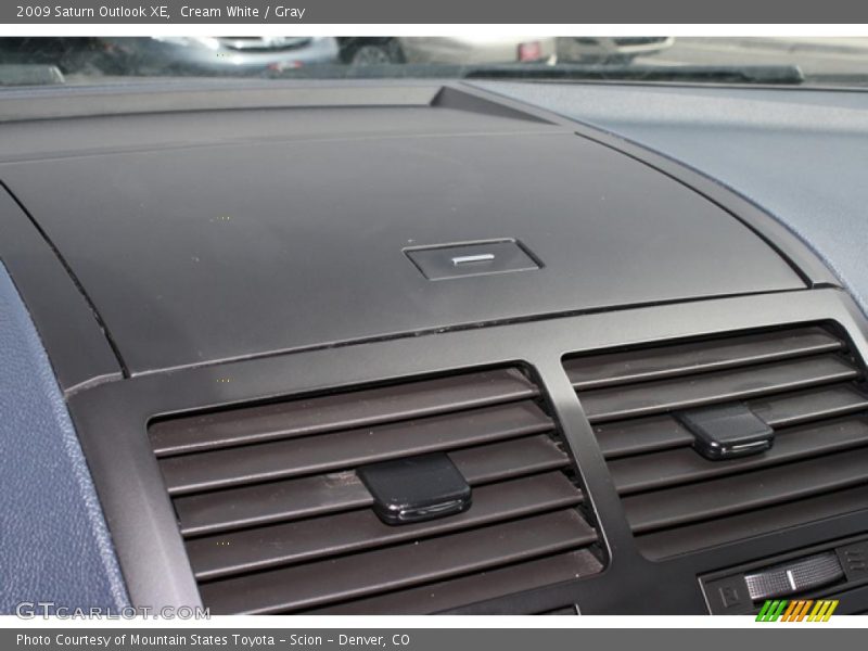 Cream White / Gray 2009 Saturn Outlook XE