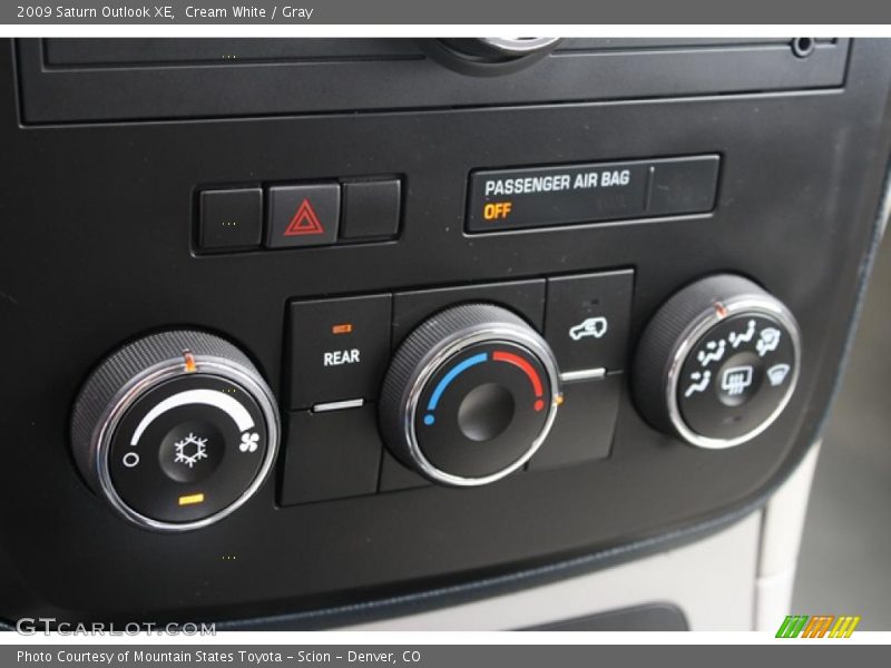 Cream White / Gray 2009 Saturn Outlook XE