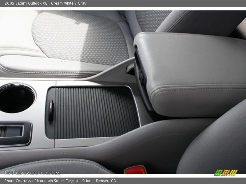 Cream White / Gray 2009 Saturn Outlook XE
