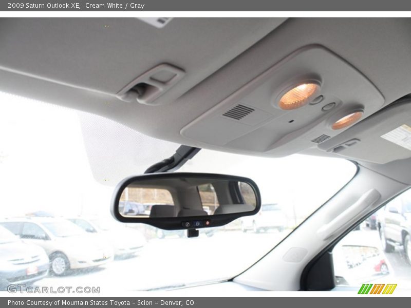 Cream White / Gray 2009 Saturn Outlook XE
