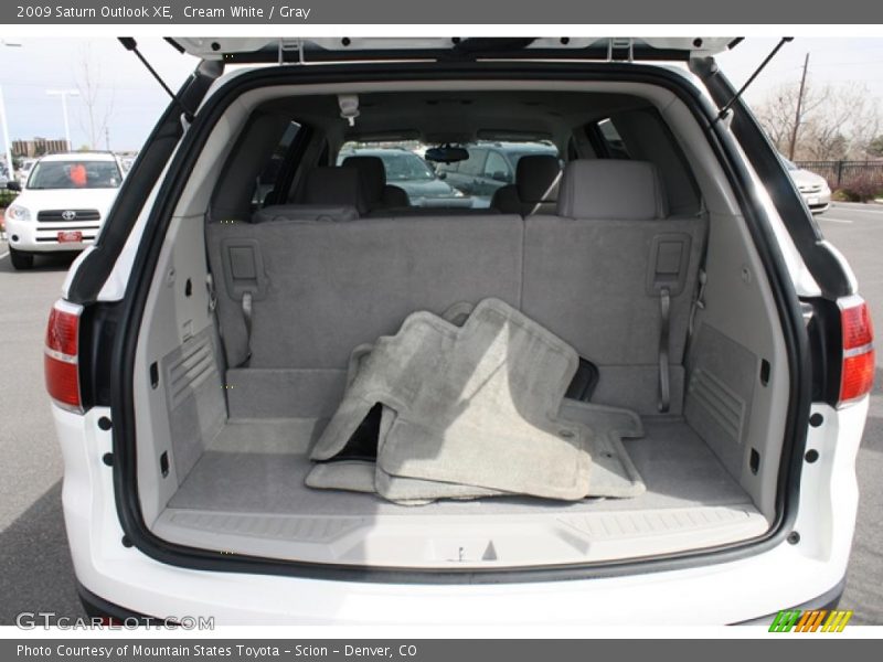Cream White / Gray 2009 Saturn Outlook XE