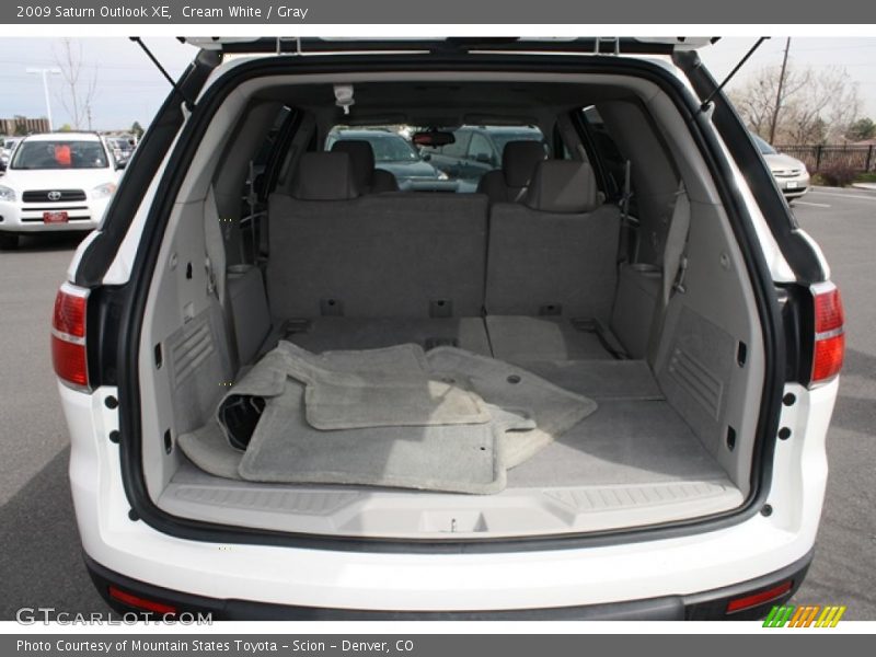 Cream White / Gray 2009 Saturn Outlook XE