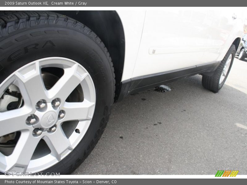 Cream White / Gray 2009 Saturn Outlook XE