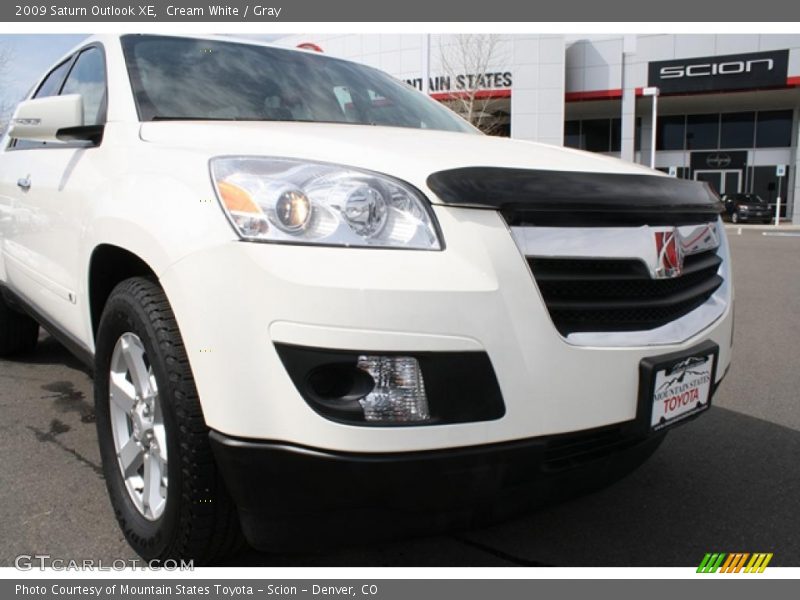 Cream White / Gray 2009 Saturn Outlook XE