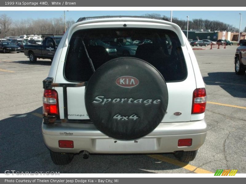 White / Brown 1999 Kia Sportage 4WD