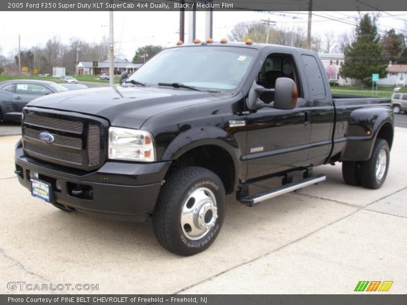 Front 3/4 View of 2005 F350 Super Duty XLT SuperCab 4x4 Dually