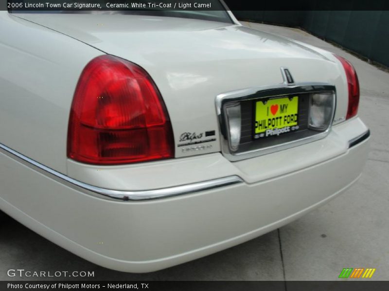 Ceramic White Tri-Coat / Light Camel 2006 Lincoln Town Car Signature