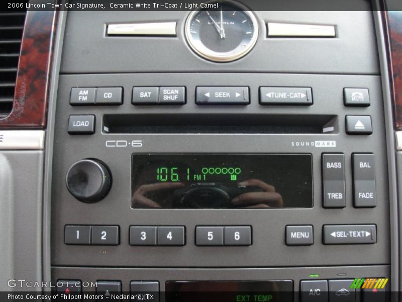 Controls of 2006 Town Car Signature