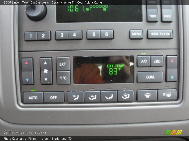 Controls of 2006 Town Car Signature