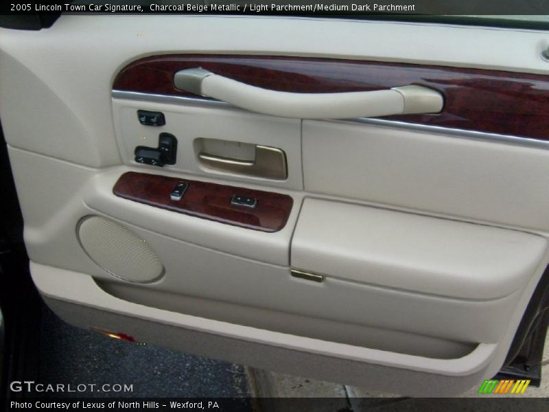 Charcoal Beige Metallic / Light Parchment/Medium Dark Parchment 2005 Lincoln Town Car Signature