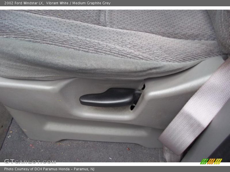 Vibrant White / Medium Graphite Grey 2002 Ford Windstar LX