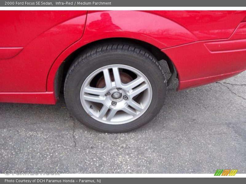 Infra-Red / Medium Parchment 2000 Ford Focus SE Sedan