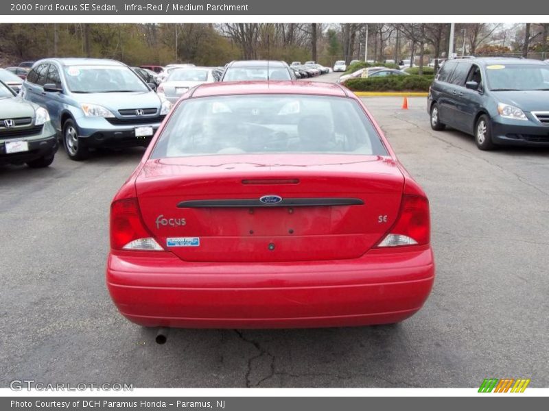 Infra-Red / Medium Parchment 2000 Ford Focus SE Sedan
