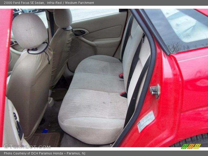 Infra-Red / Medium Parchment 2000 Ford Focus SE Sedan