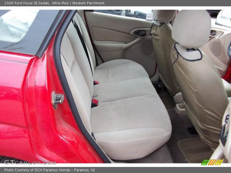 Infra-Red / Medium Parchment 2000 Ford Focus SE Sedan