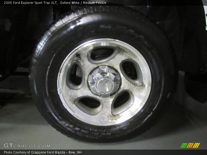 Oxford White / Medium Pebble 2005 Ford Explorer Sport Trac XLT