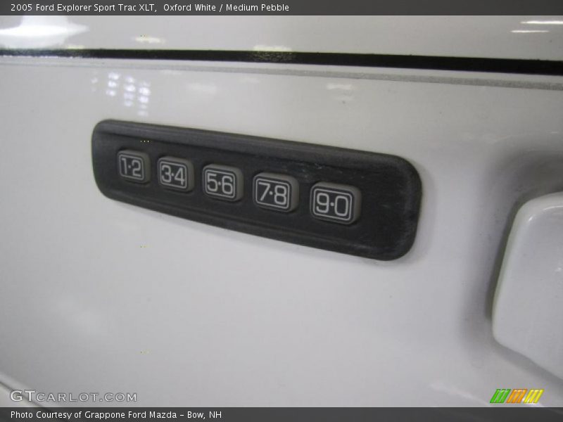 Oxford White / Medium Pebble 2005 Ford Explorer Sport Trac XLT