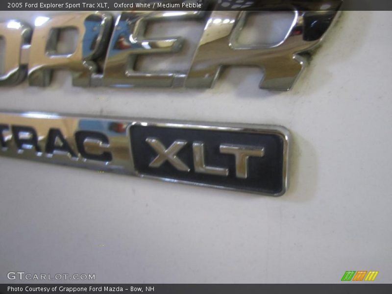 Oxford White / Medium Pebble 2005 Ford Explorer Sport Trac XLT