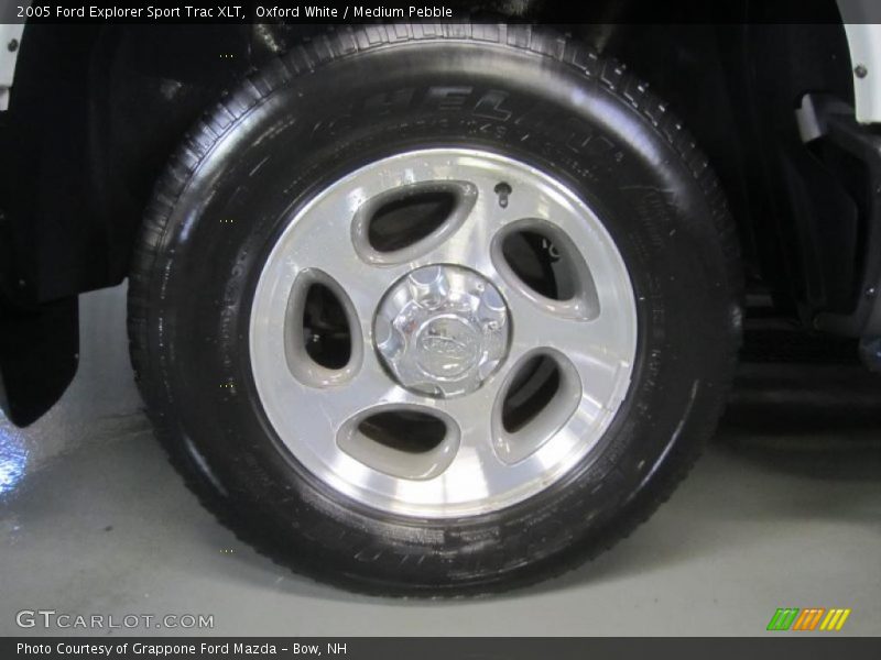 Oxford White / Medium Pebble 2005 Ford Explorer Sport Trac XLT