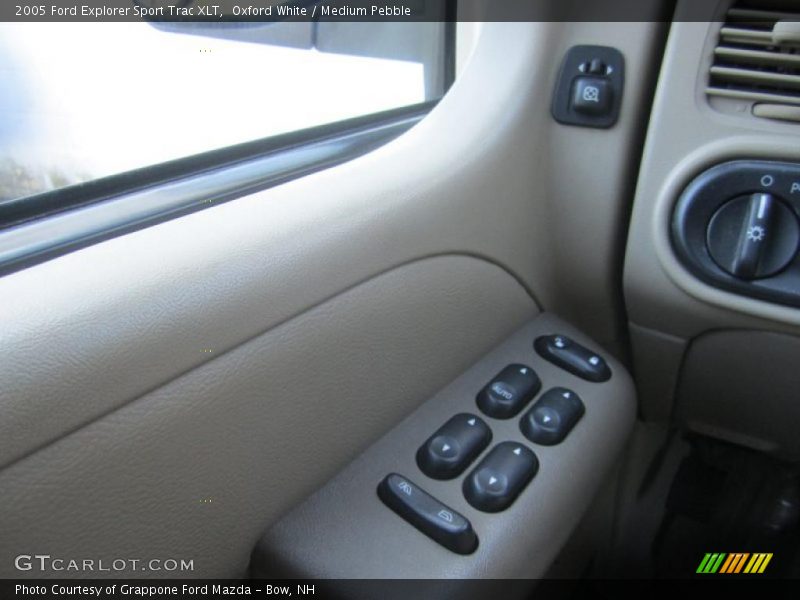 Oxford White / Medium Pebble 2005 Ford Explorer Sport Trac XLT