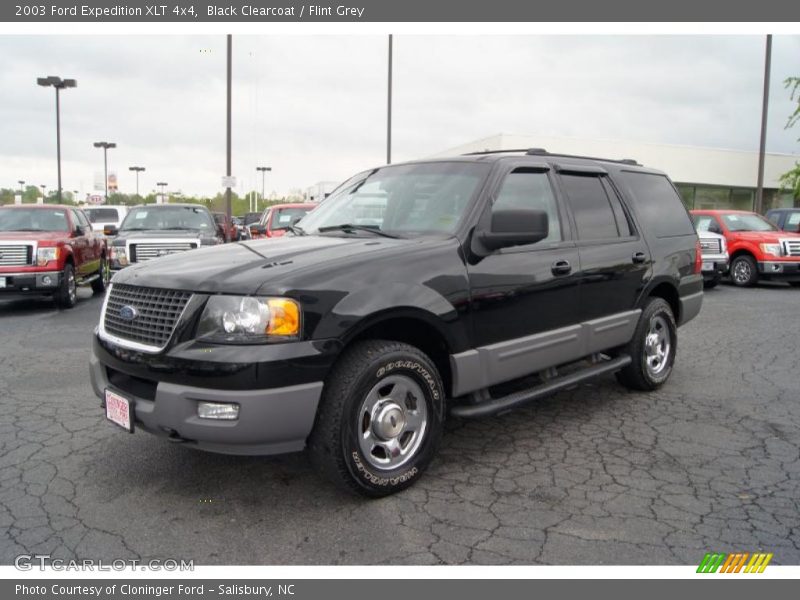 Front 3/4 View of 2003 Expedition XLT 4x4