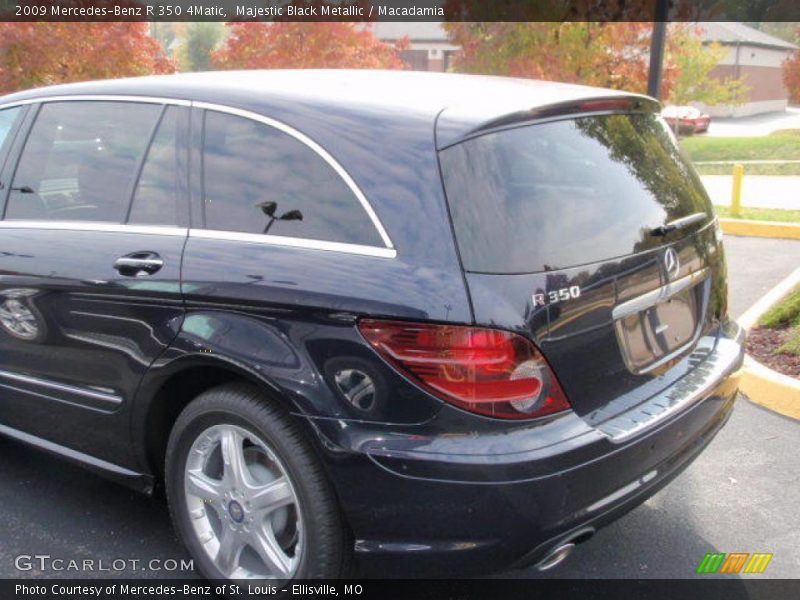 Majestic Black Metallic / Macadamia 2009 Mercedes-Benz R 350 4Matic