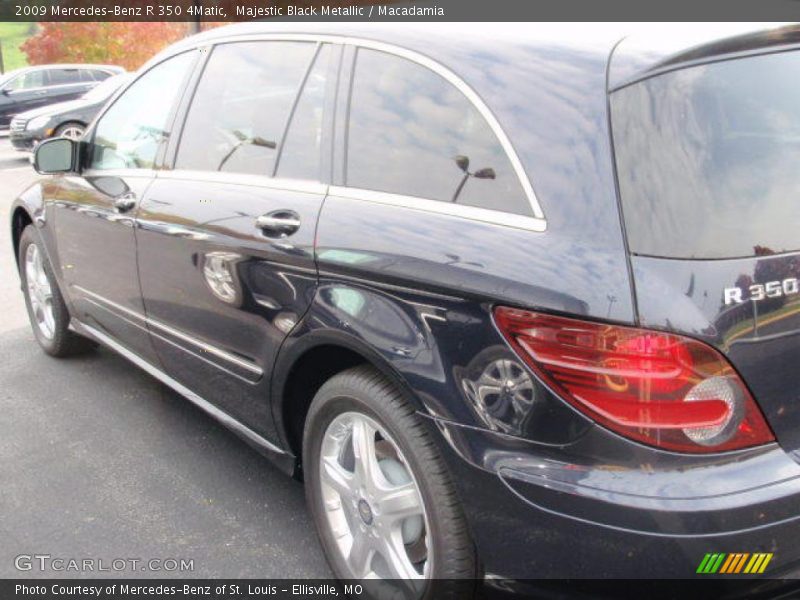 Majestic Black Metallic / Macadamia 2009 Mercedes-Benz R 350 4Matic