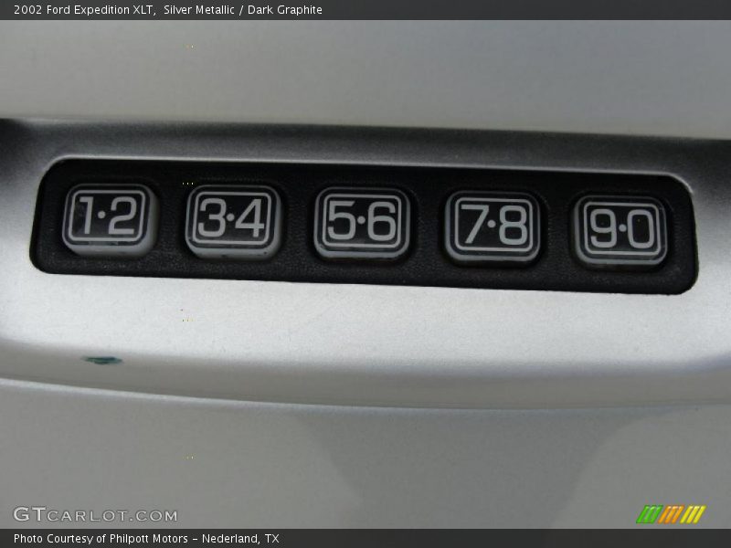 Silver Metallic / Dark Graphite 2002 Ford Expedition XLT