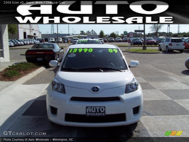 Super White / Charcoal Gray 2009 Scion xD