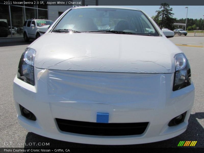 Aspen White / Charcoal 2011 Nissan Sentra 2.0 SR