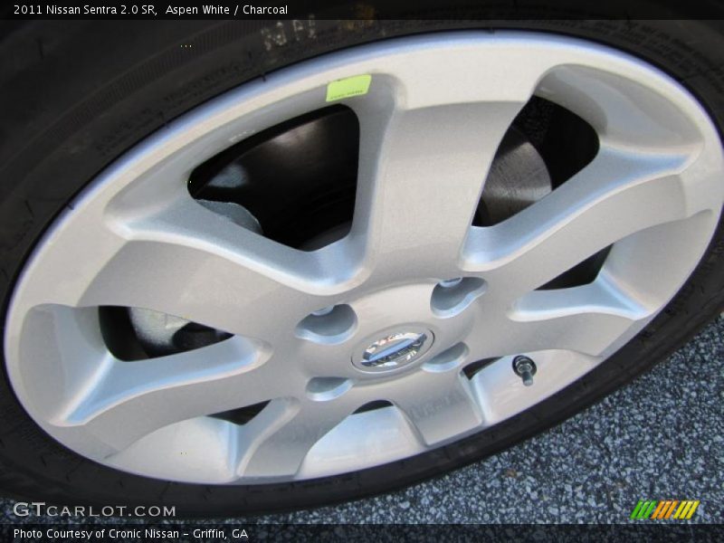 Aspen White / Charcoal 2011 Nissan Sentra 2.0 SR