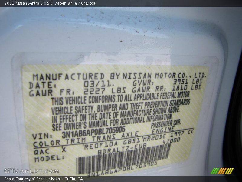 Aspen White / Charcoal 2011 Nissan Sentra 2.0 SR