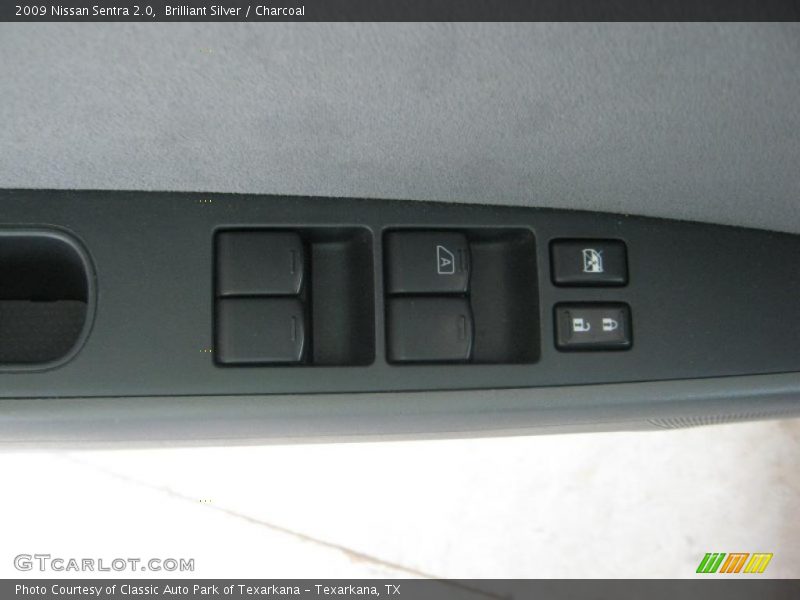 Brilliant Silver / Charcoal 2009 Nissan Sentra 2.0