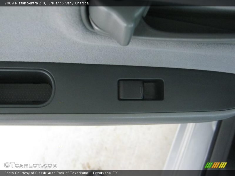 Brilliant Silver / Charcoal 2009 Nissan Sentra 2.0
