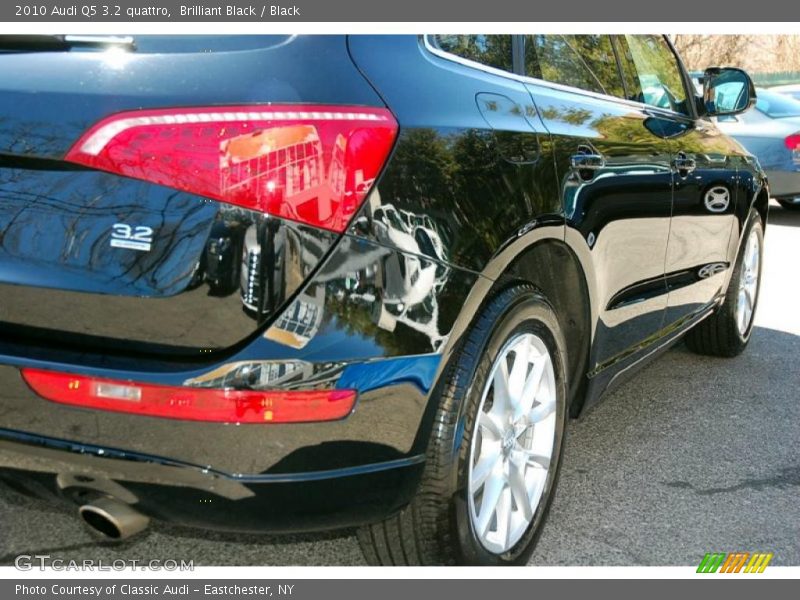 Brilliant Black / Black 2010 Audi Q5 3.2 quattro