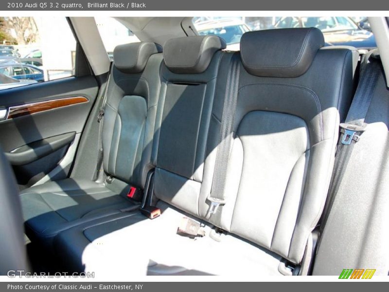 Brilliant Black / Black 2010 Audi Q5 3.2 quattro