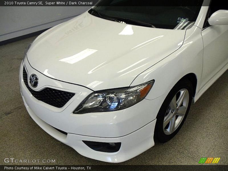 Super White / Dark Charcoal 2010 Toyota Camry SE