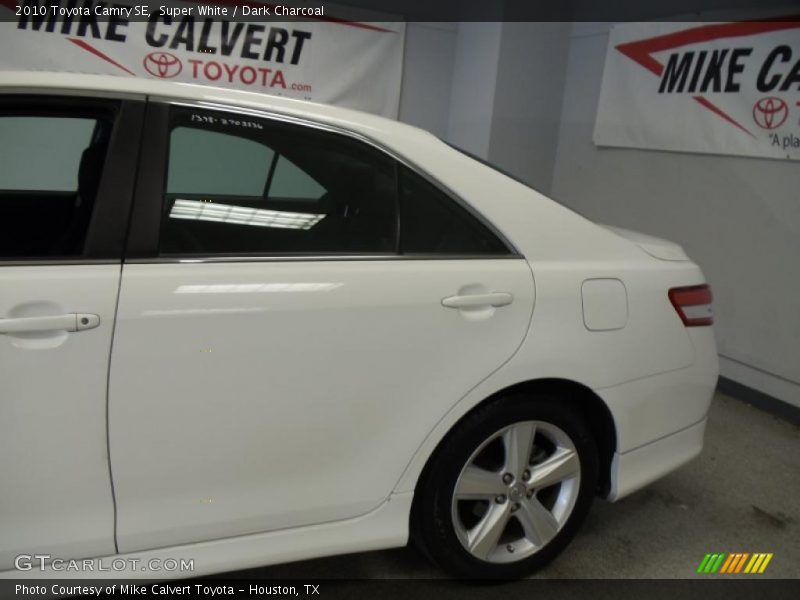 Super White / Dark Charcoal 2010 Toyota Camry SE