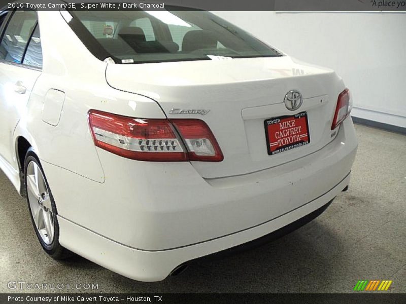 Super White / Dark Charcoal 2010 Toyota Camry SE