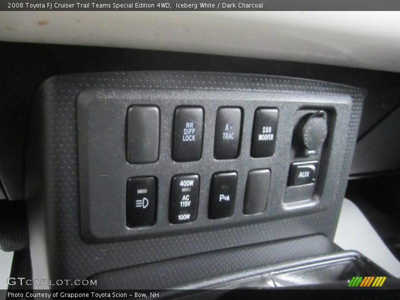 Controls of 2008 FJ Cruiser Trail Teams Special Edition 4WD